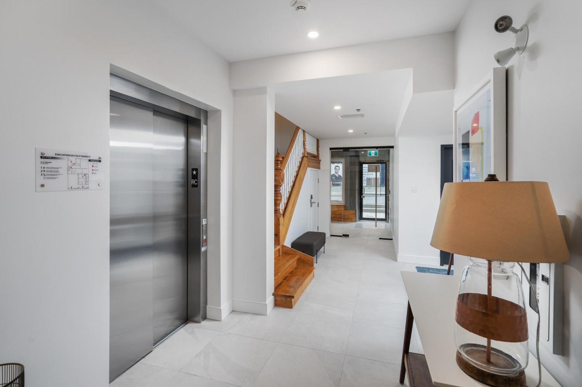 Sonder Gare Saint Denis Aparthotel Монреал Екстериор снимка